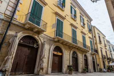 Cinque portali, sale affrescate e un torrino che svetta sul mare di Bari: � il nobiliare Palazzo Giotta